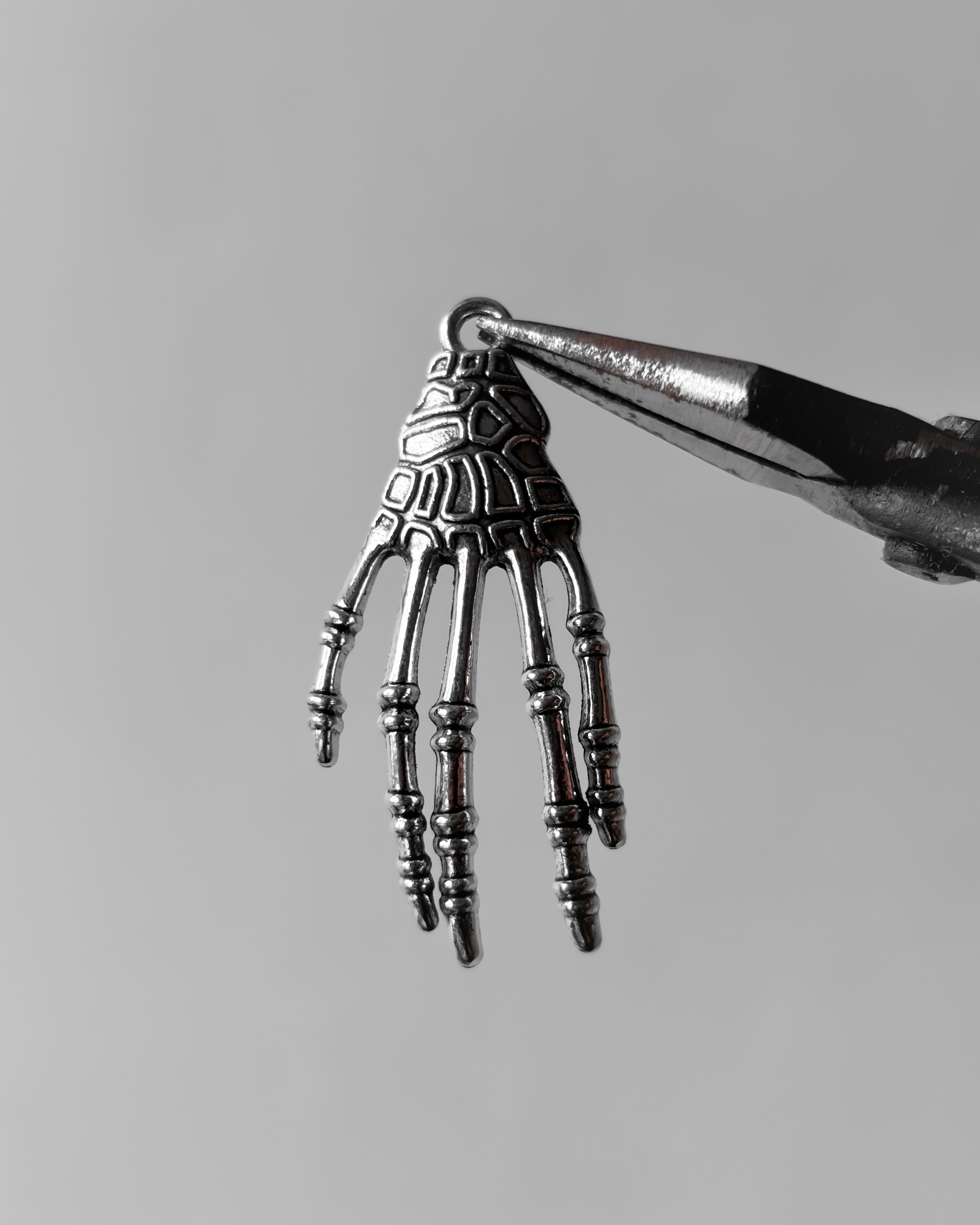 Skeleton hand charm - 10 pc