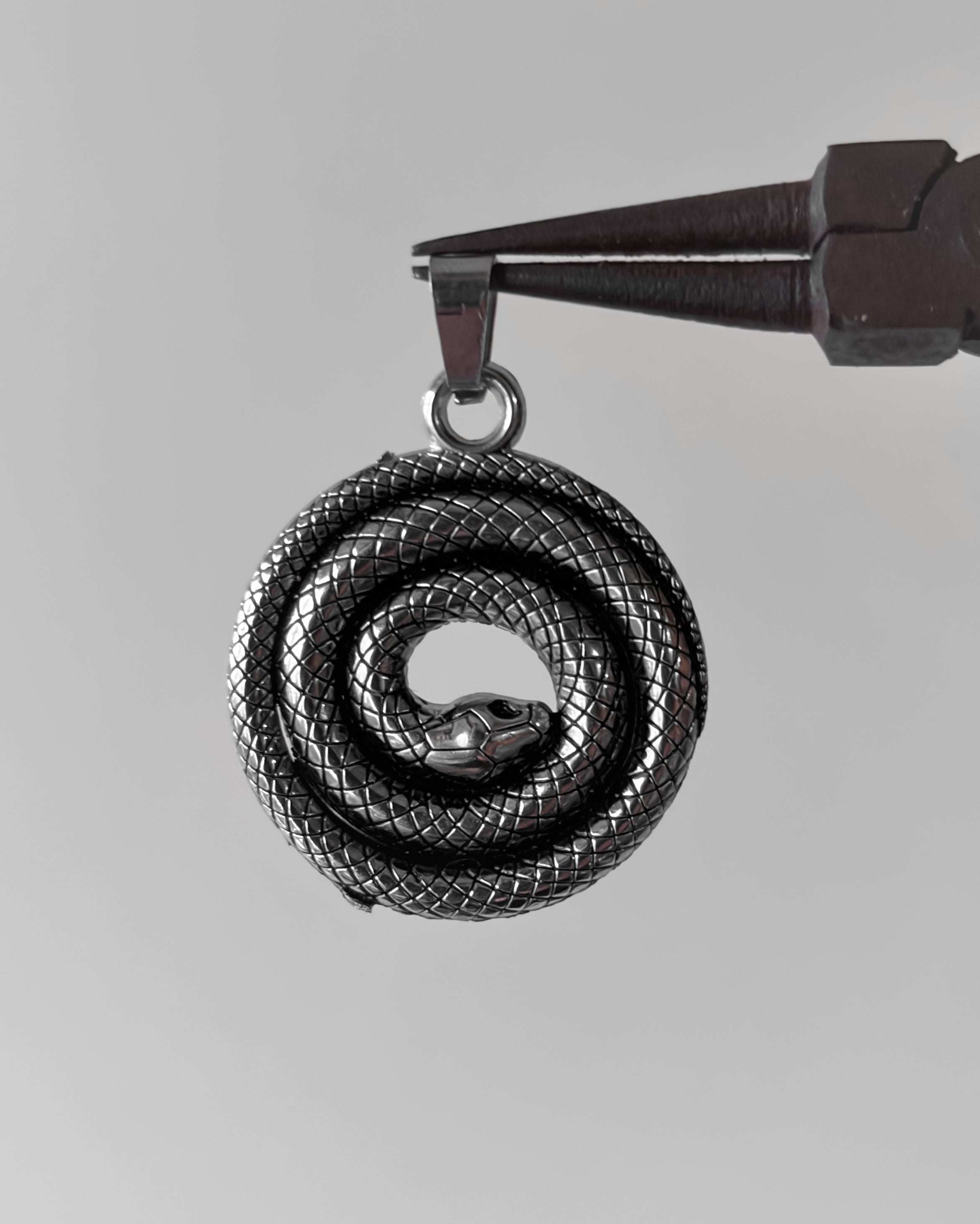 Snake pendant - 1 pc