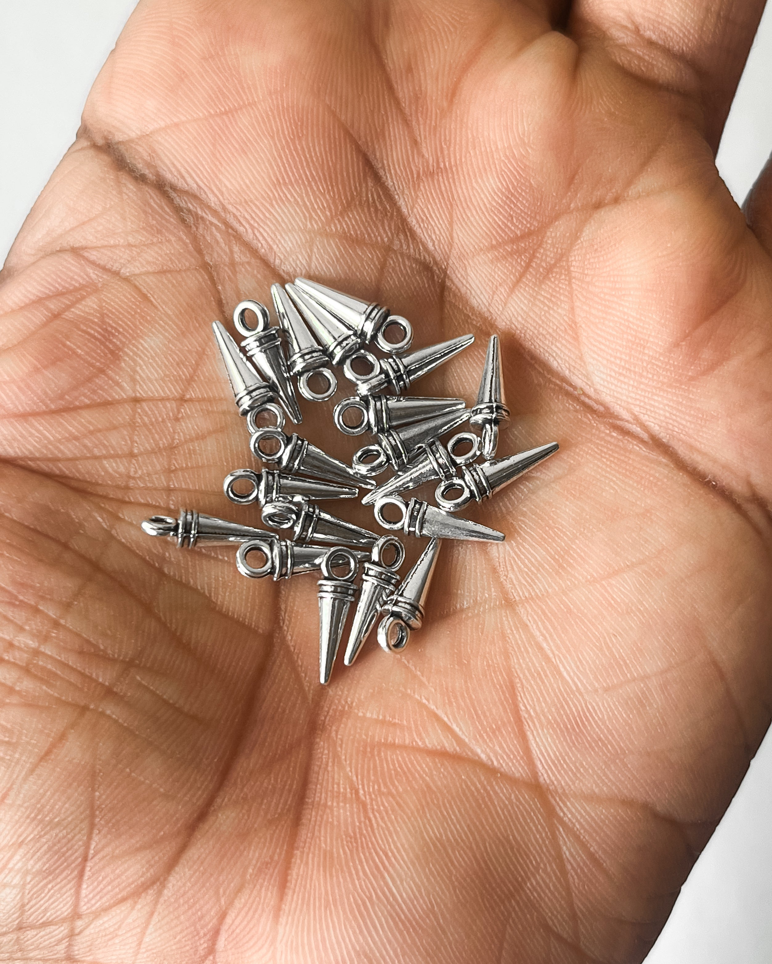 Mini spike charm 100 pc