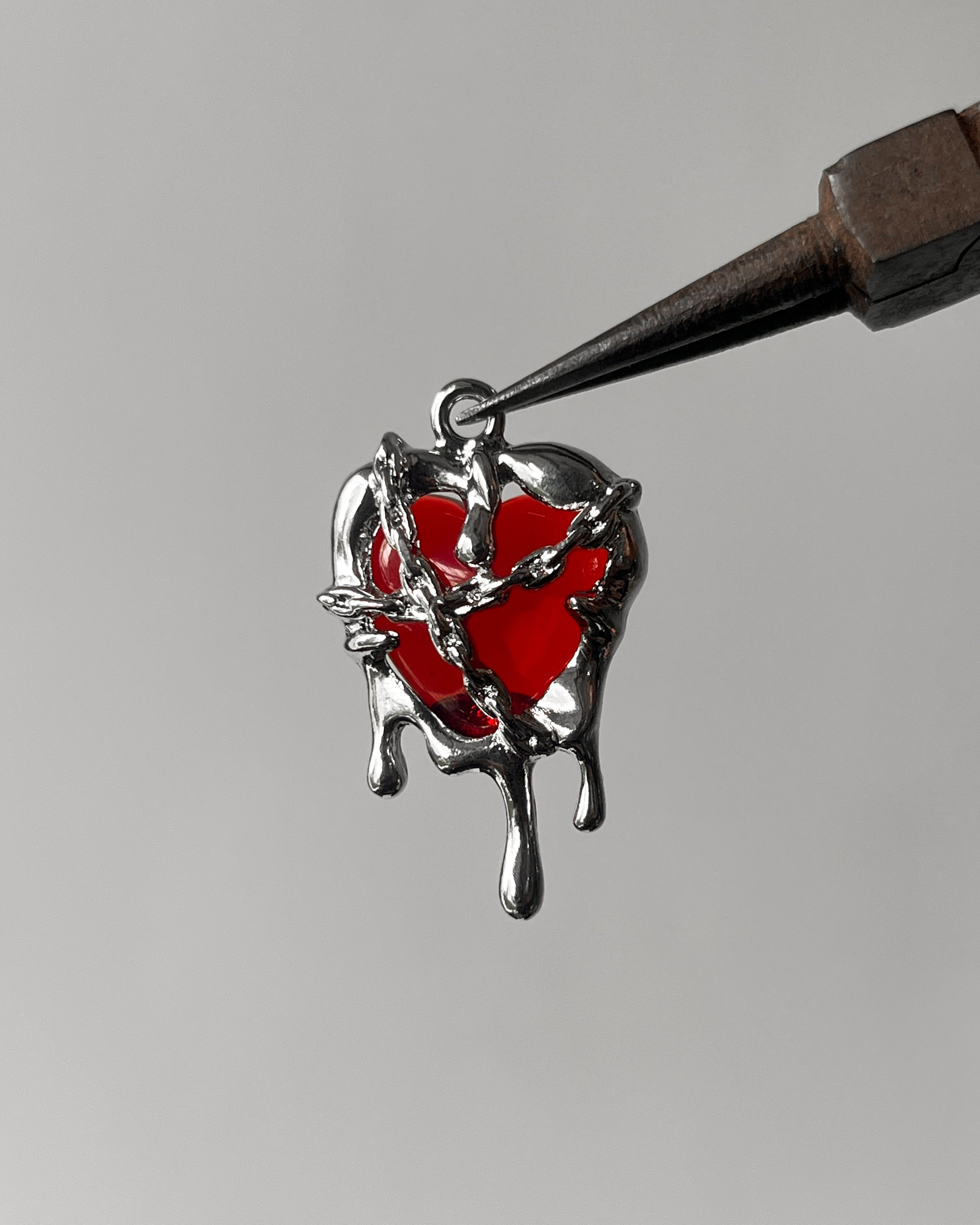 Melting red heart charm - 3 pc