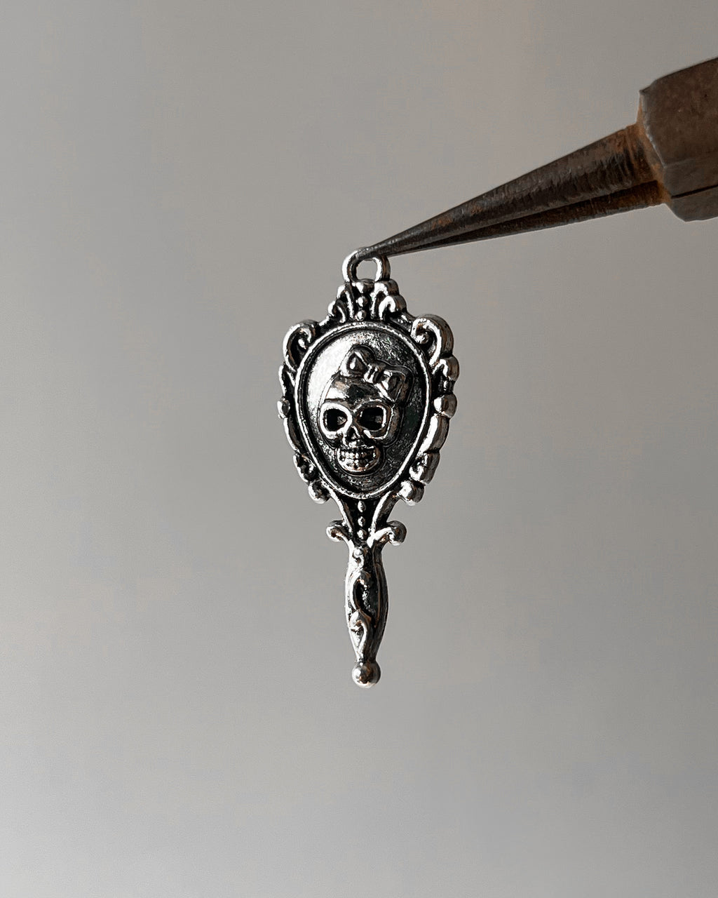 Mirror skull charm - 10 pcs