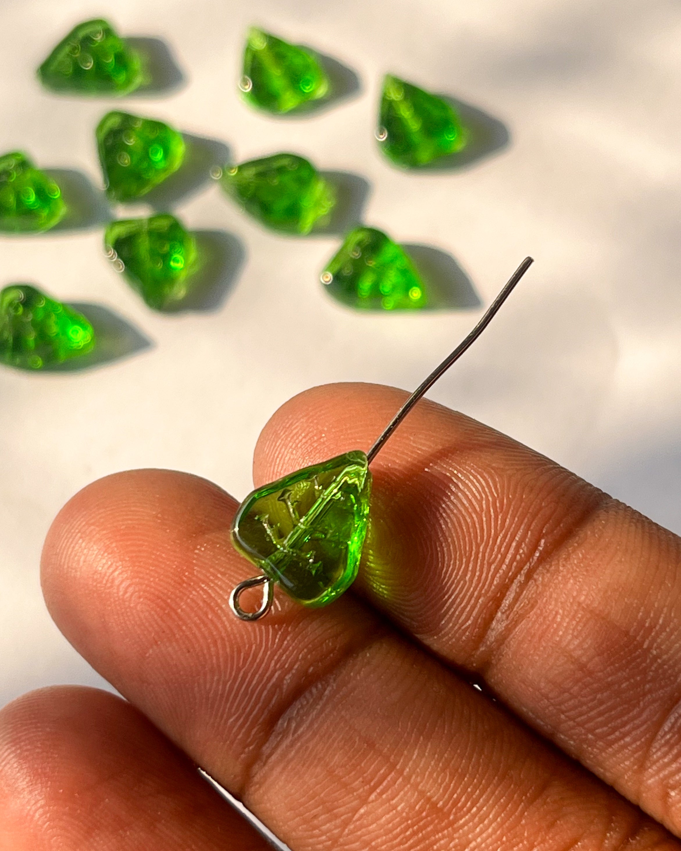 glass leaf beads // 50 pc