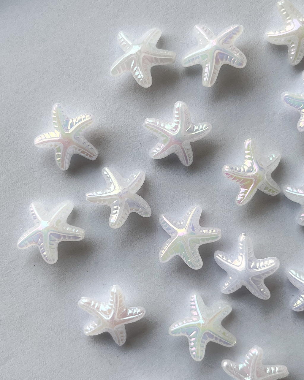 Holographic star shell beads // 25 grams