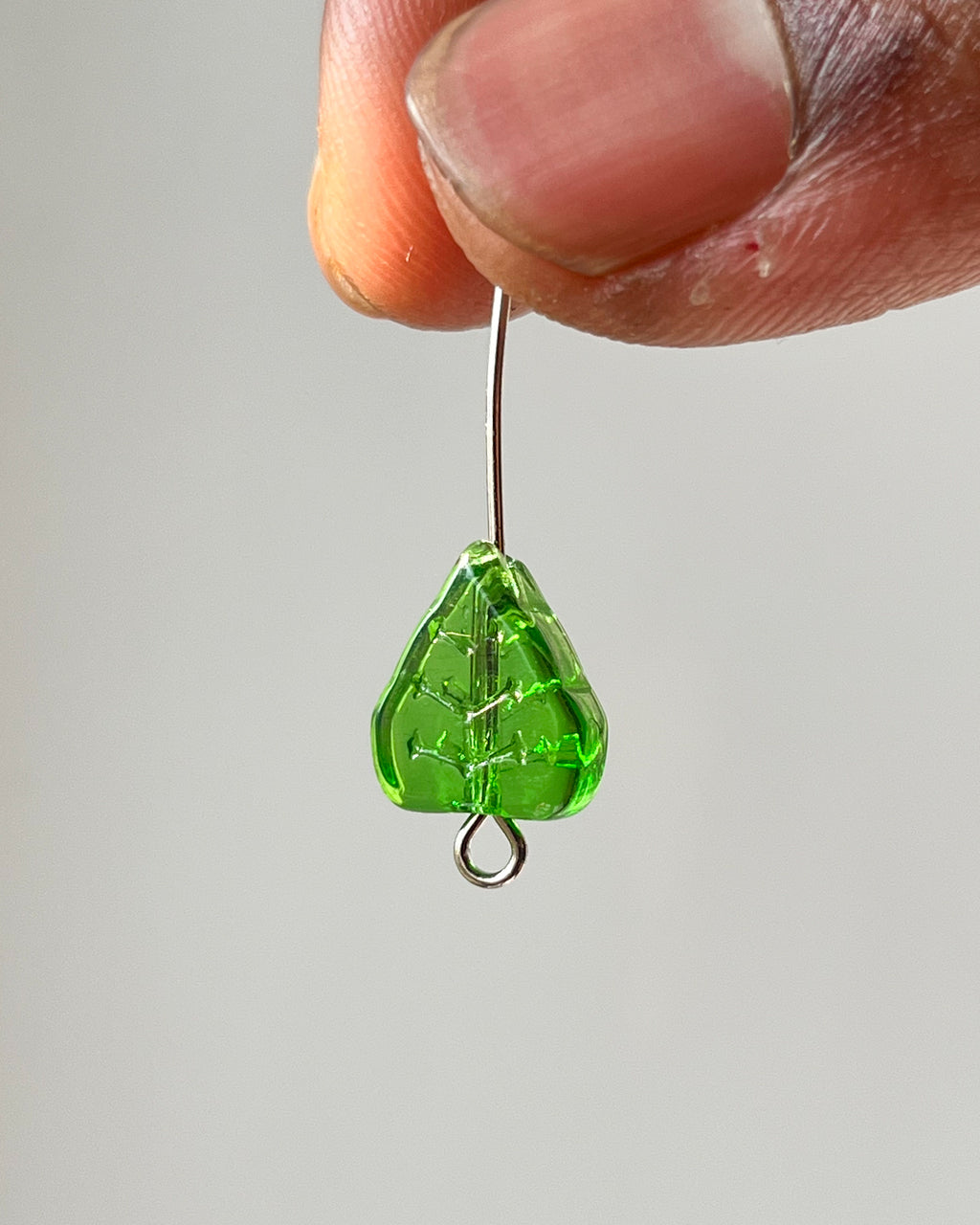 glass leaf beads // 50 pc