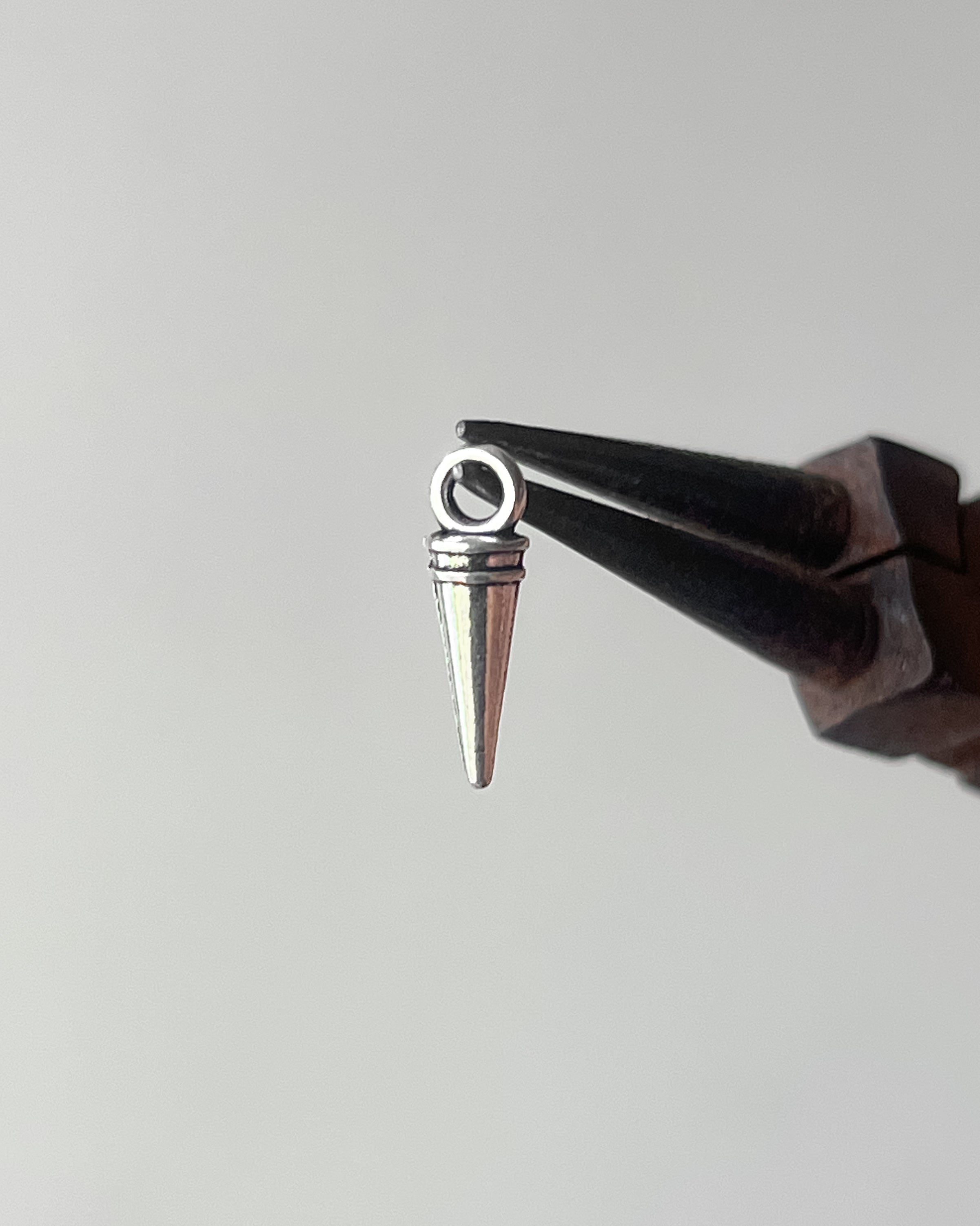 Mini spike charm 100 pc