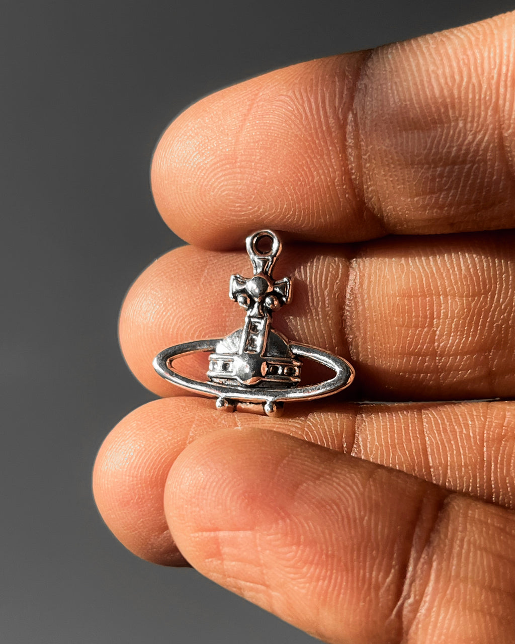 Saturn charm // 10 pc