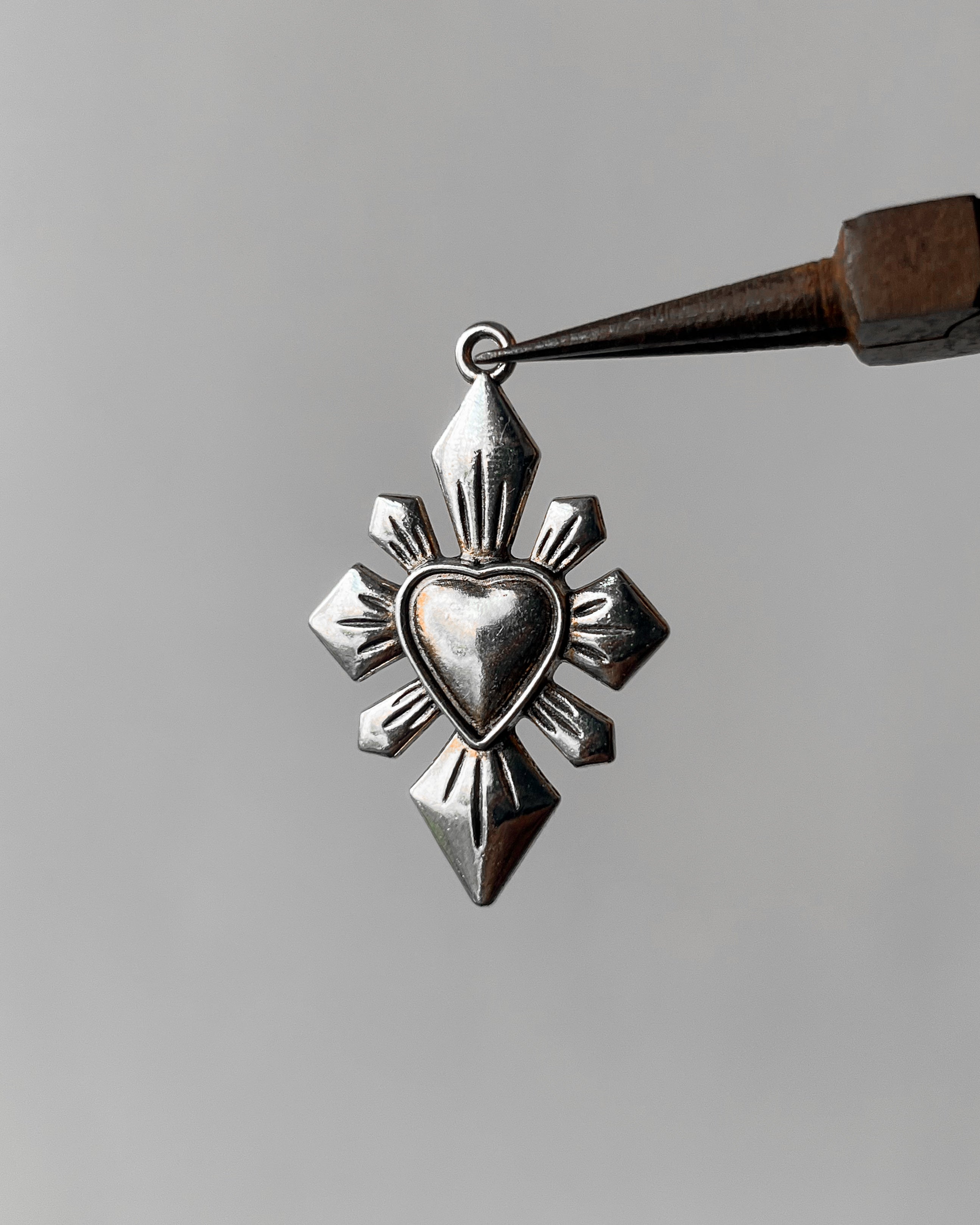 Throns Love charm 10 pc