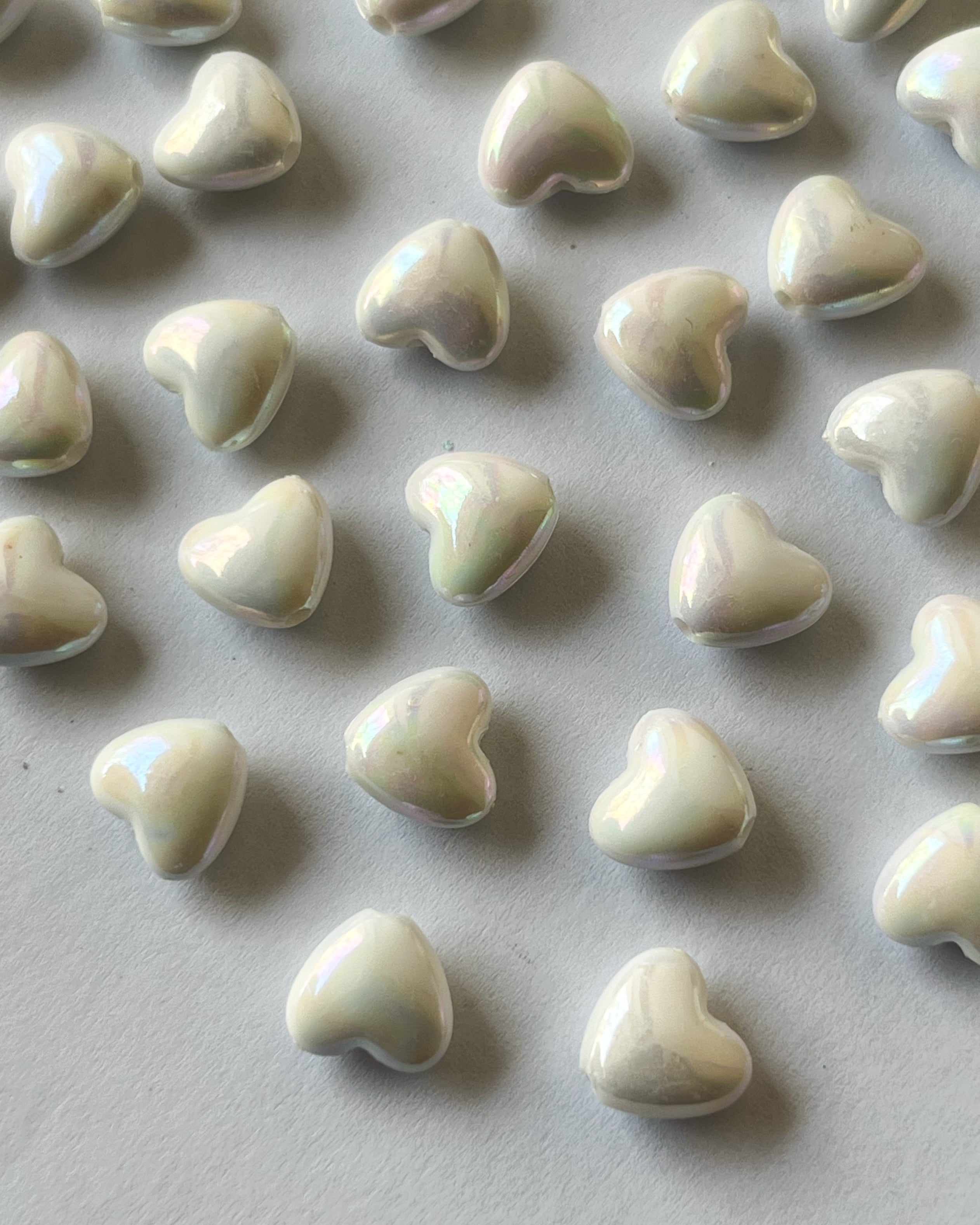 Holographic small heart beads // 25 grams