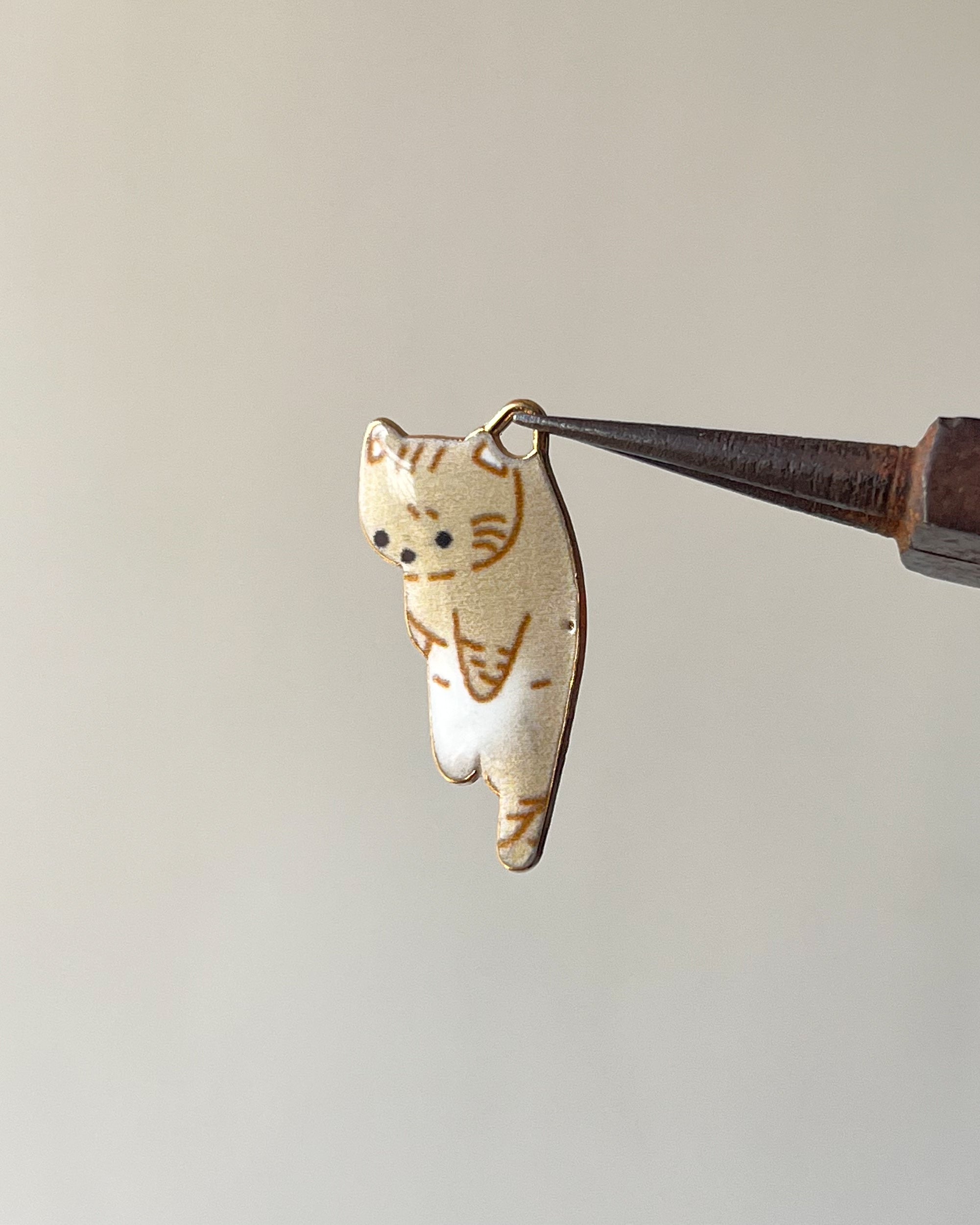 Cream kitty charm // 10 pc