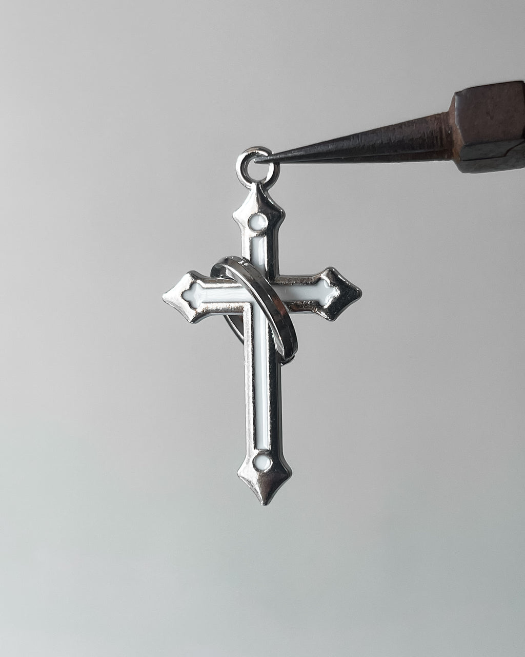 White ring cross pendant