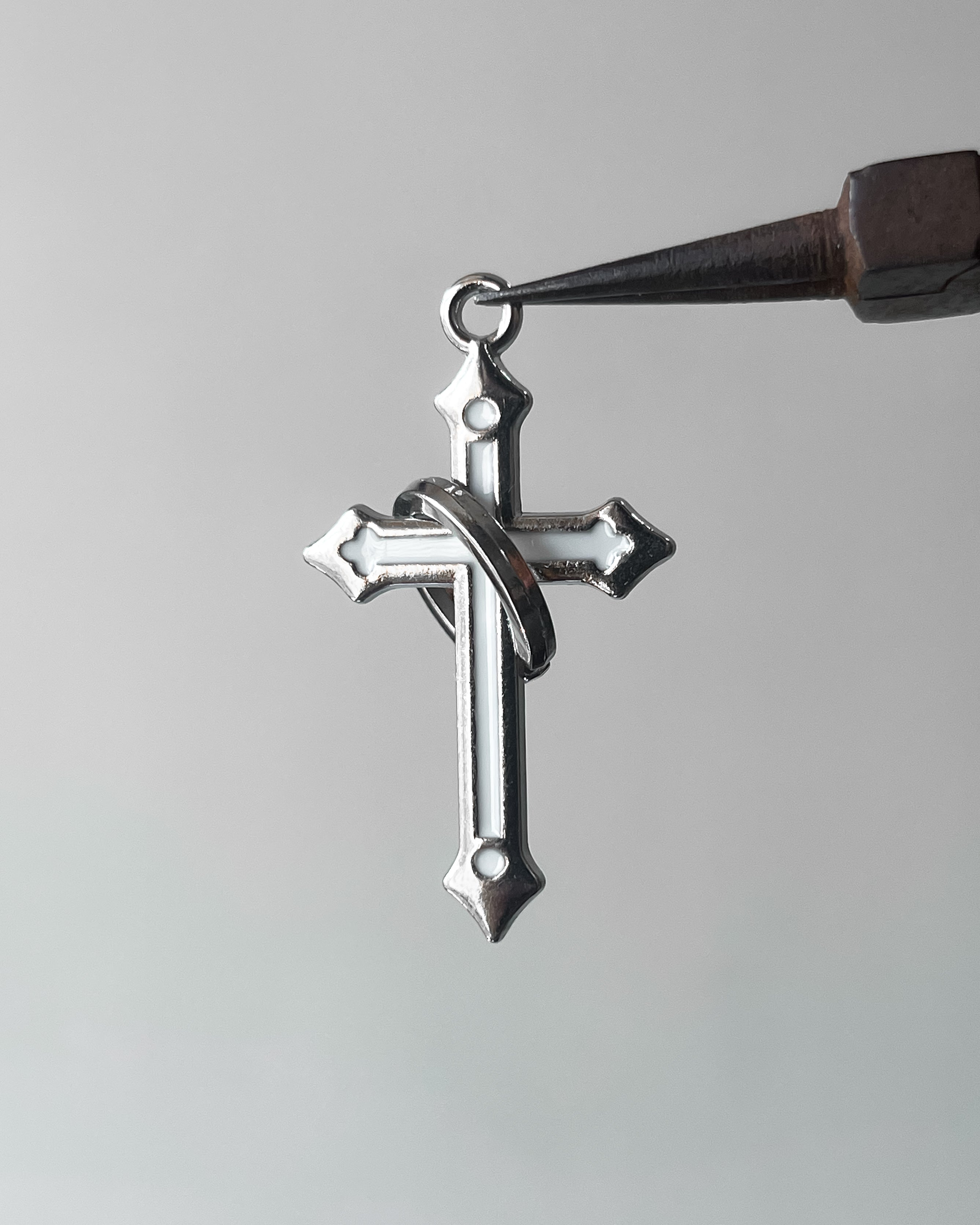 White ring cross pendant