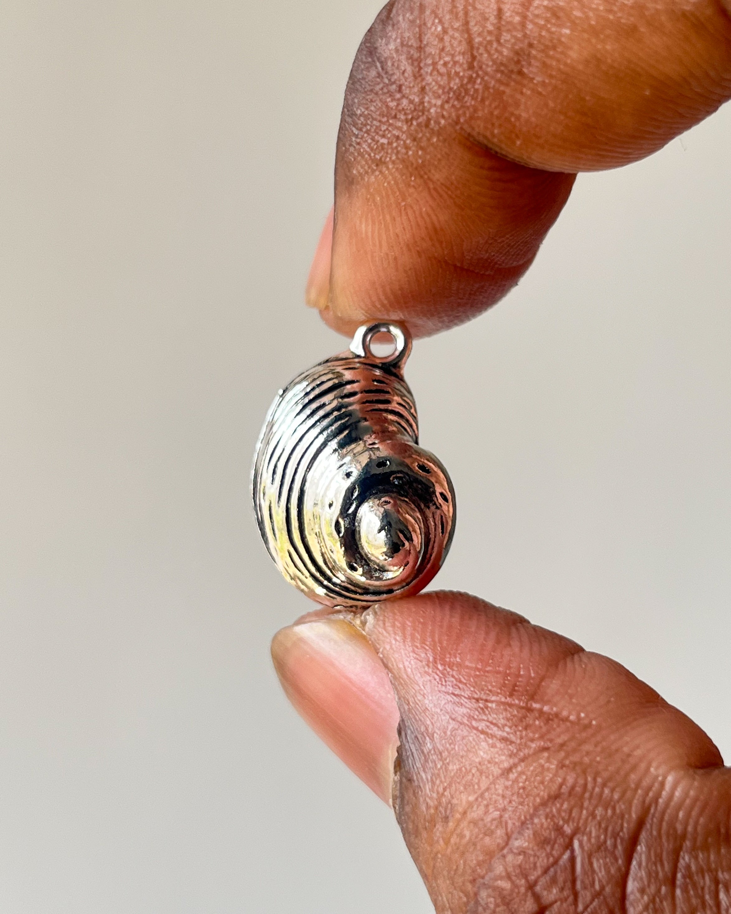 Shell charm 1 pc