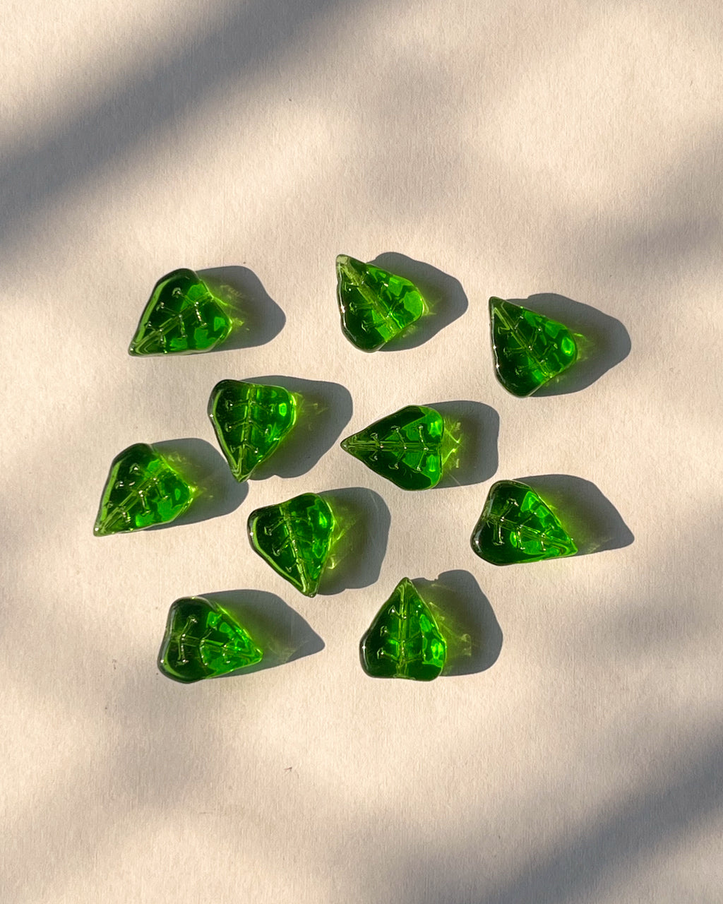 glass leaf beads // 50 pc