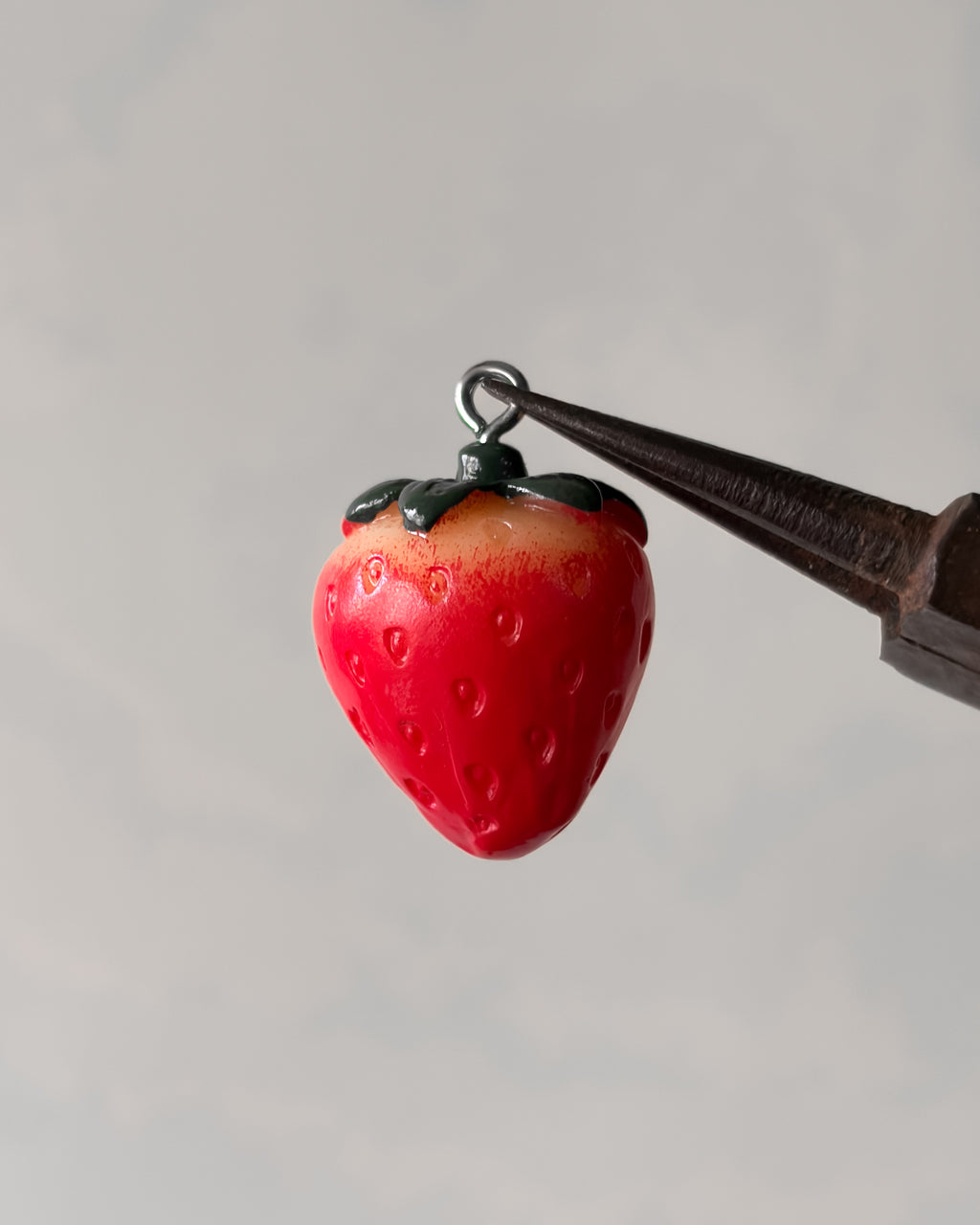 Small strawberry charm - 10 pc