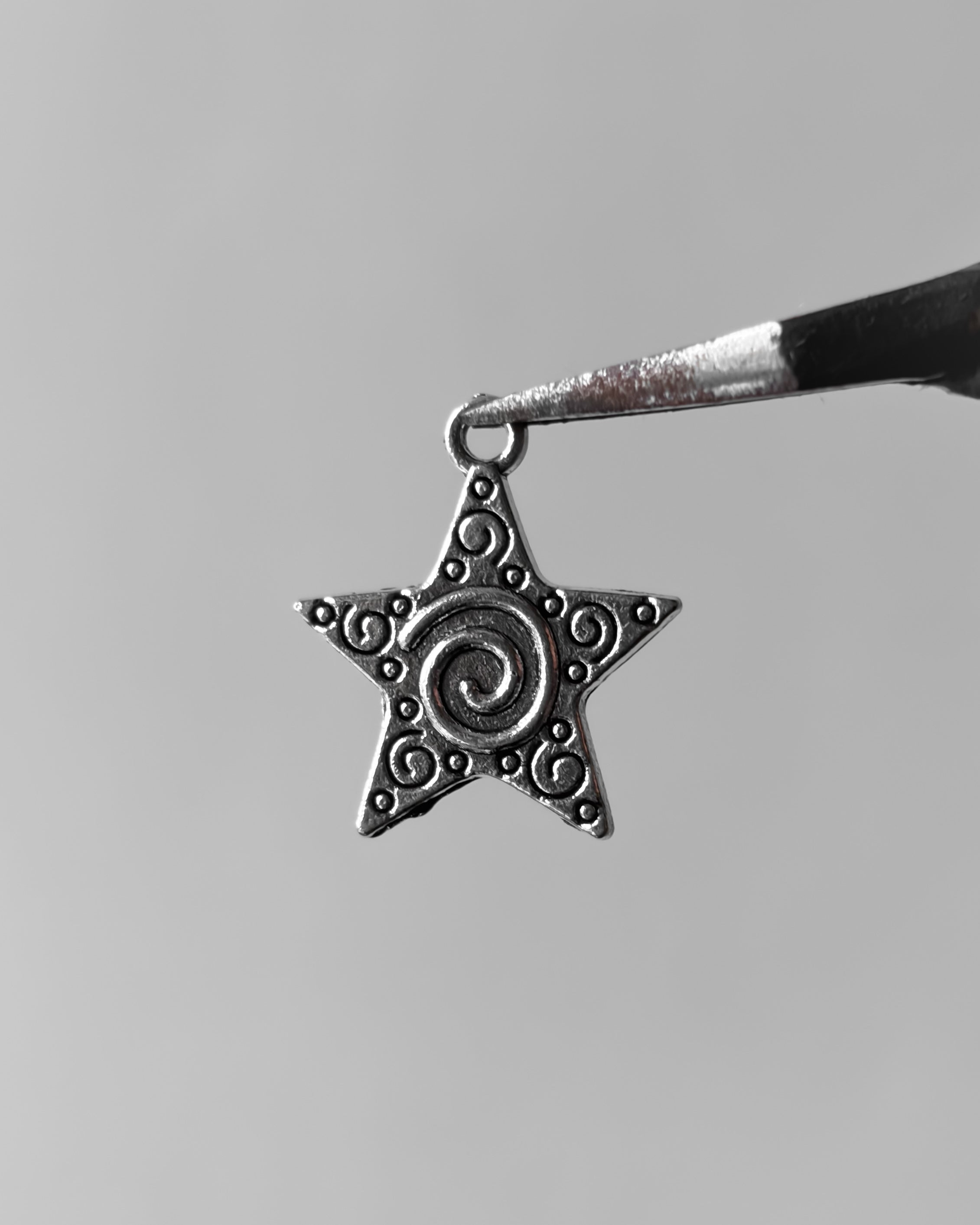 New star swirl charm - 10 pc