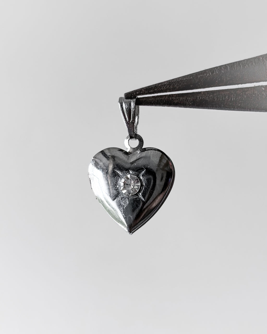 Mini Open heart - 12 pc (expect defective pcs as it’s a super small size) size is around 1.5 cm