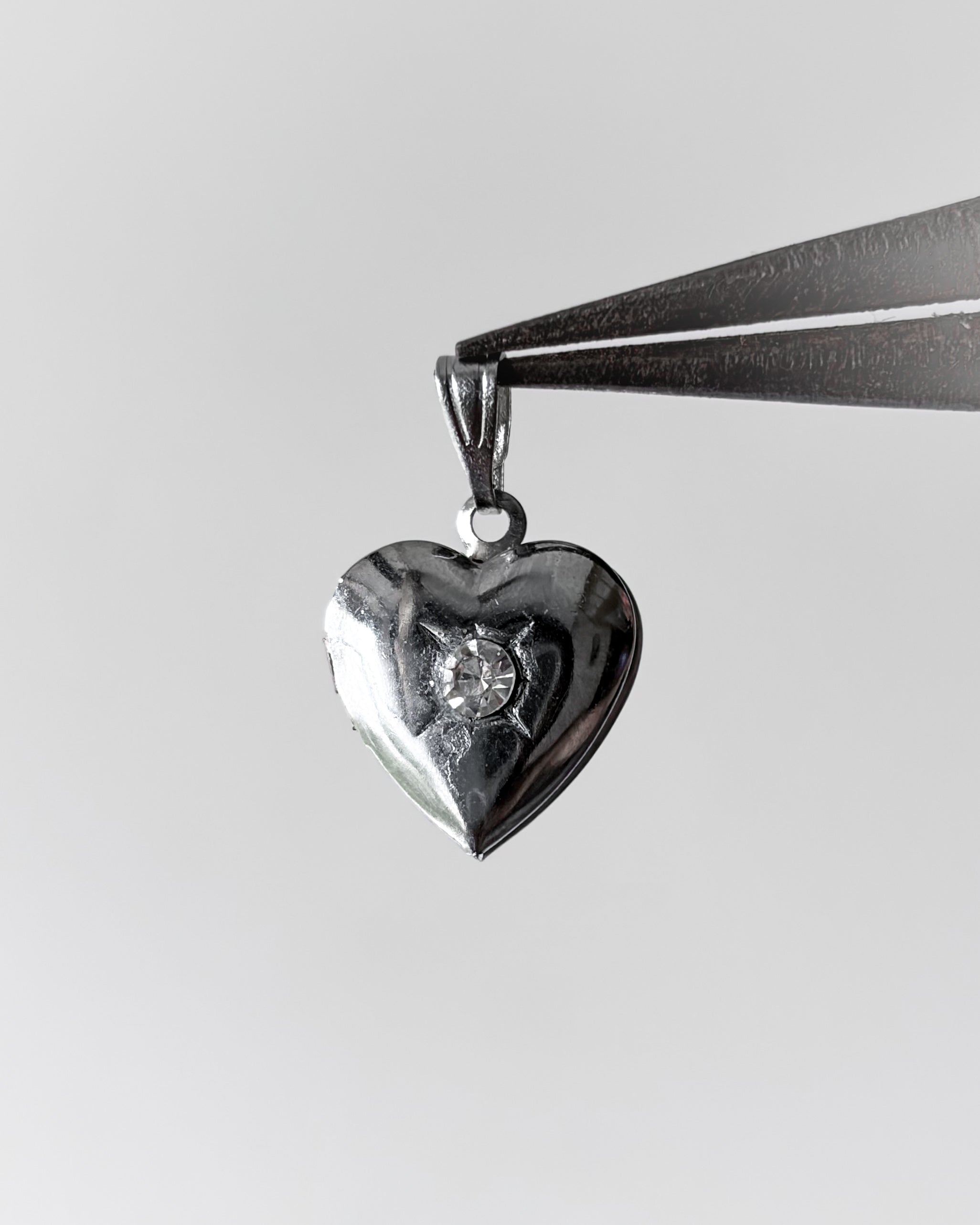 Mini Open heart - 12 pc (expect defective pcs as it’s a super small size) size is around 1.5 cm