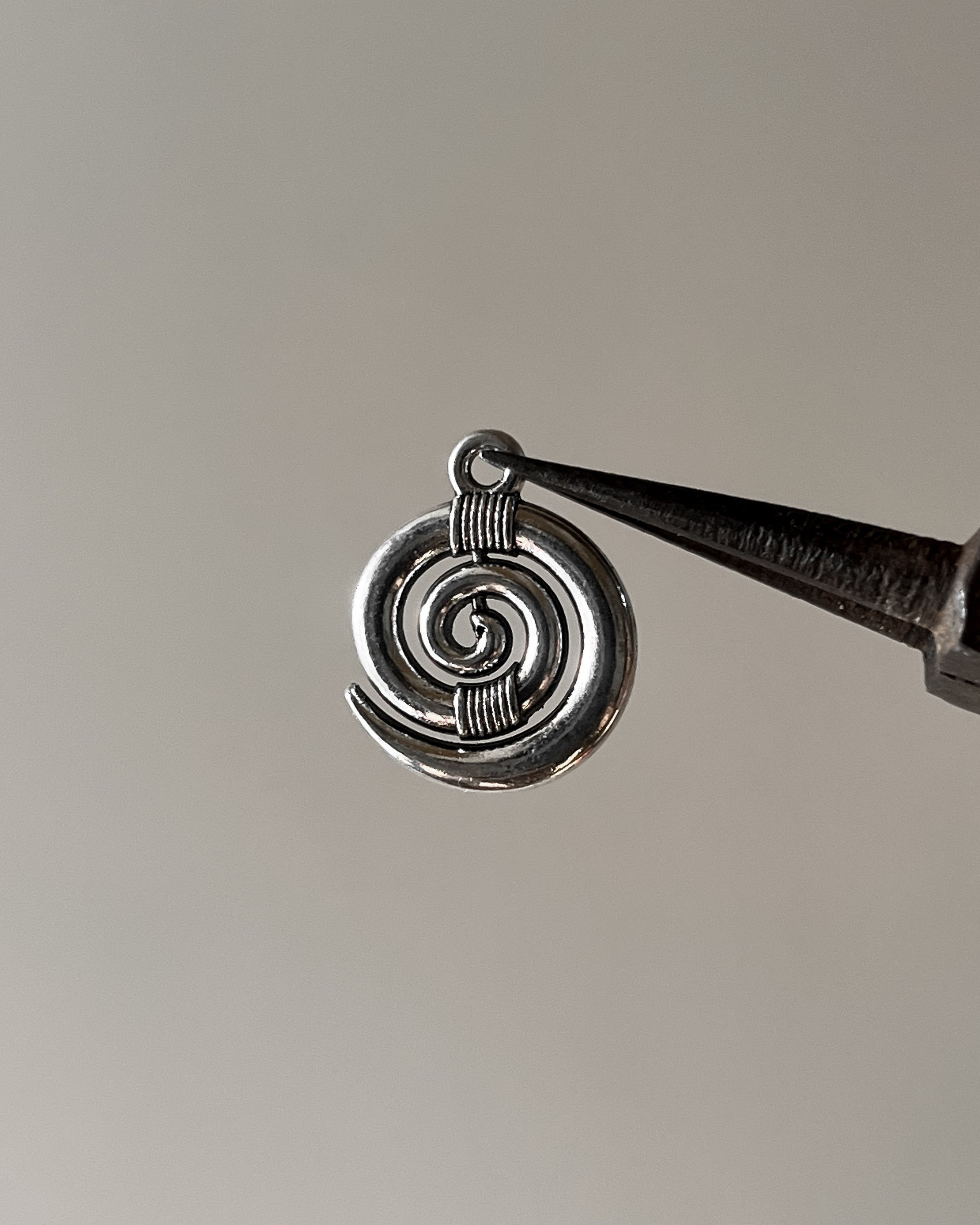 Swirl charm - 10 pc