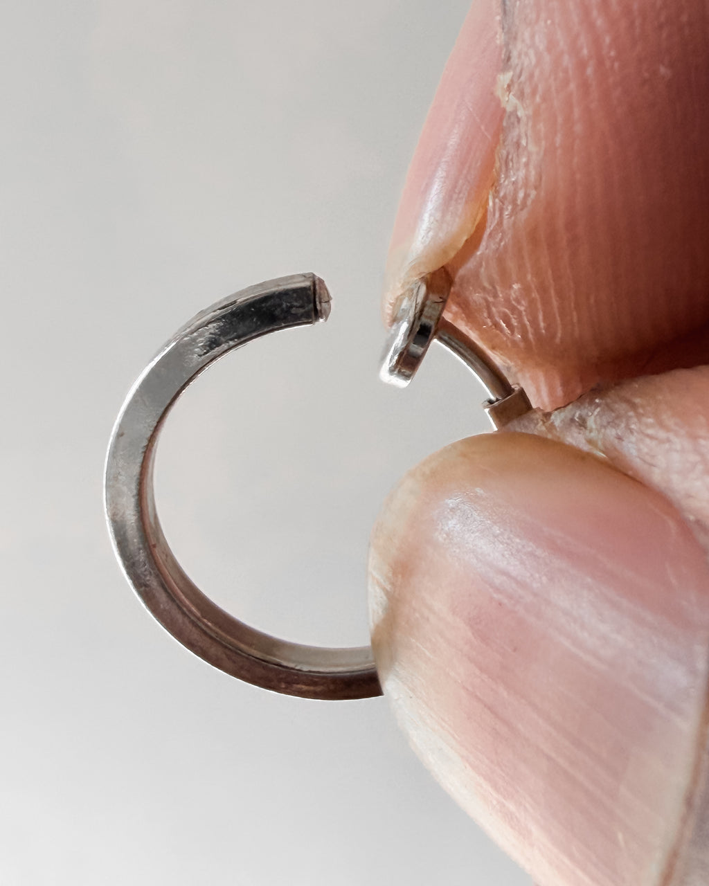 Non piercing spring hoops - 1 pair