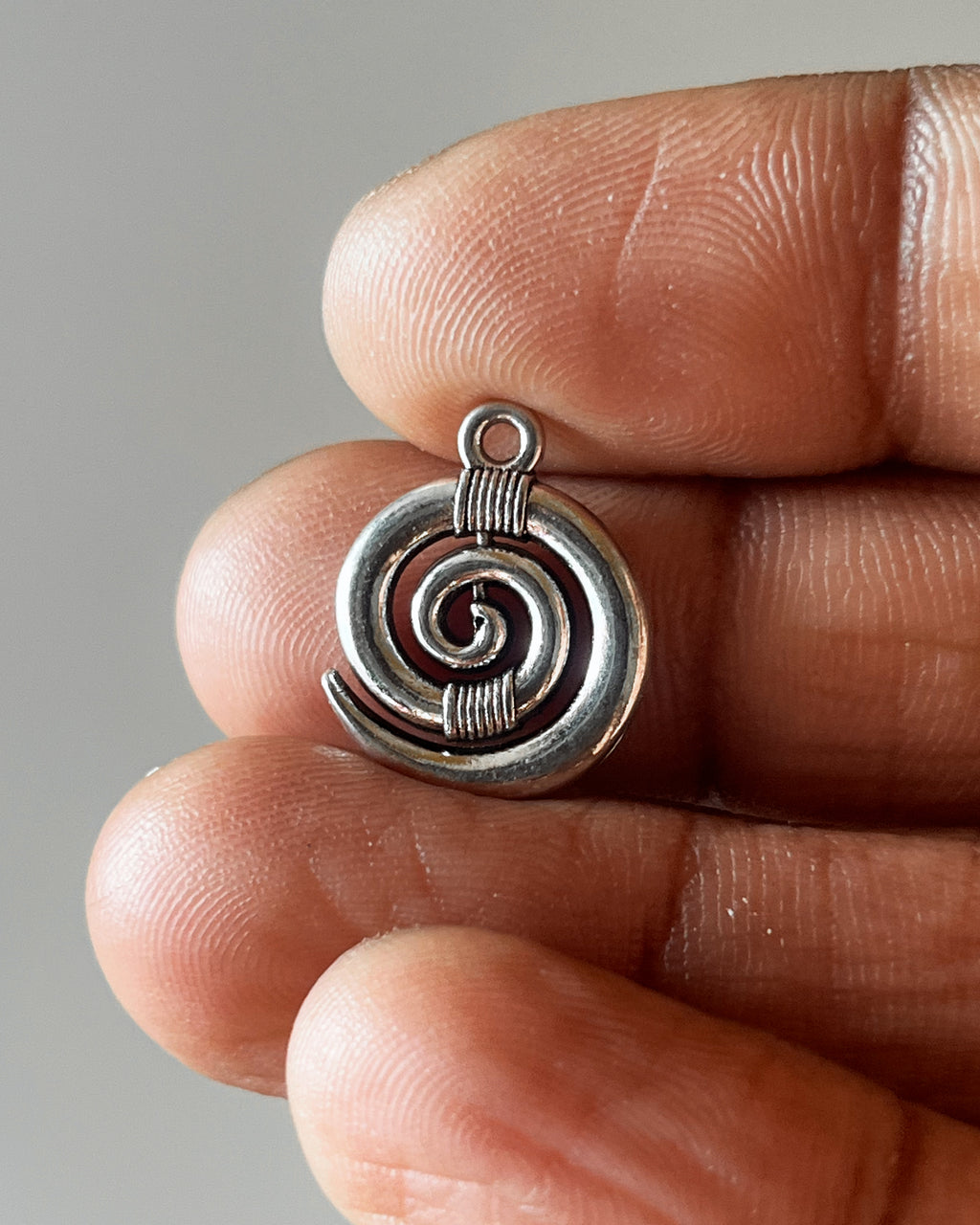 Swirl charm - 10 pc