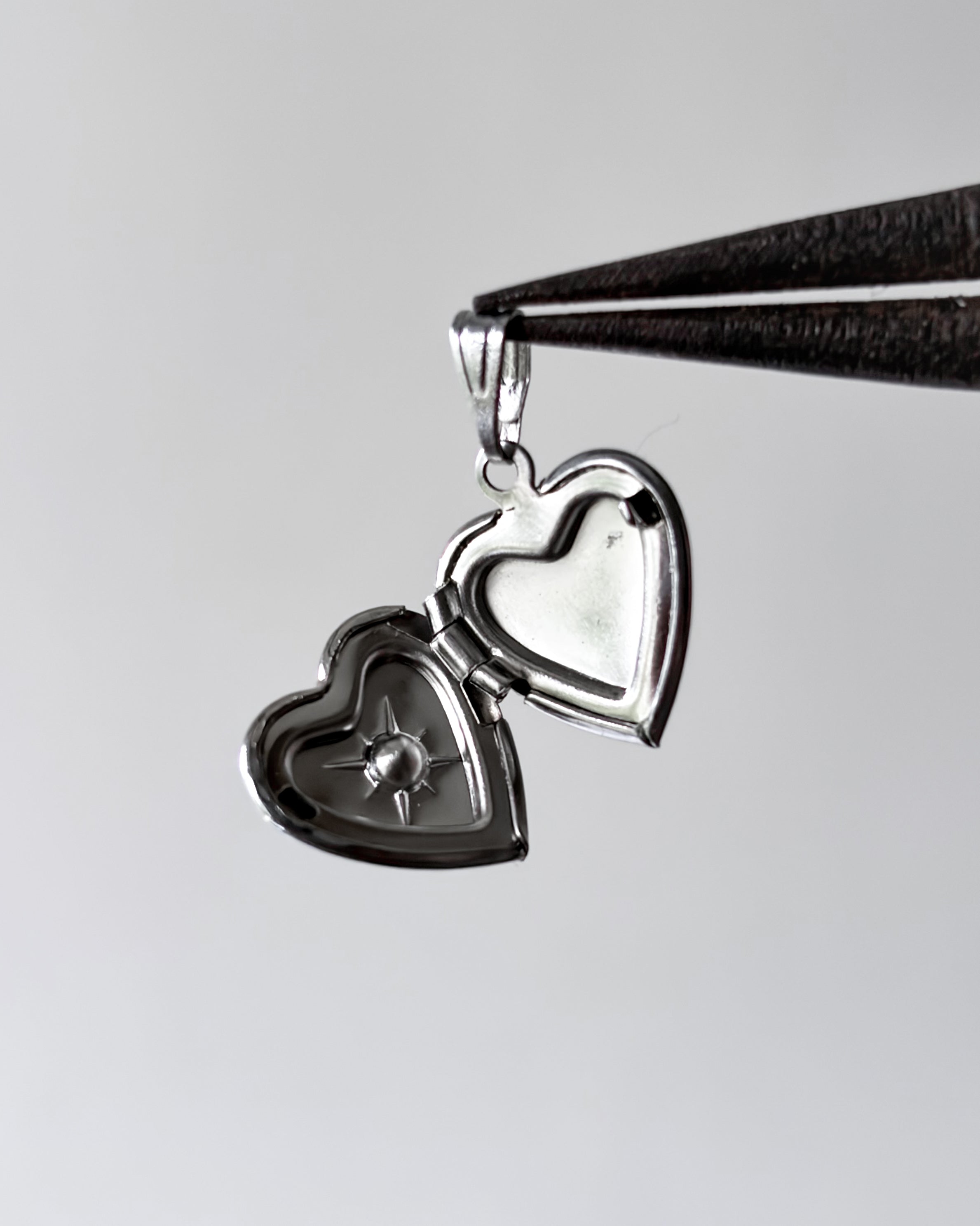 Mini Open heart - 12 pc (expect defective pcs as it’s a super small size) size is around 1.5 cm