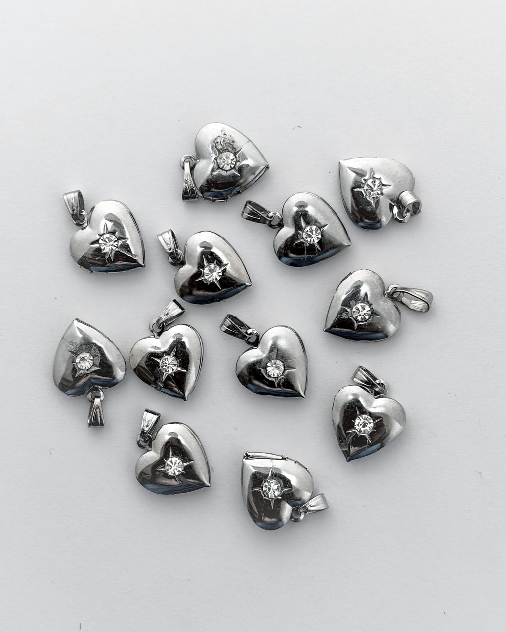 Mini Open heart - 12 pc (expect defective pcs as it’s a super small size) size is around 1.5 cm