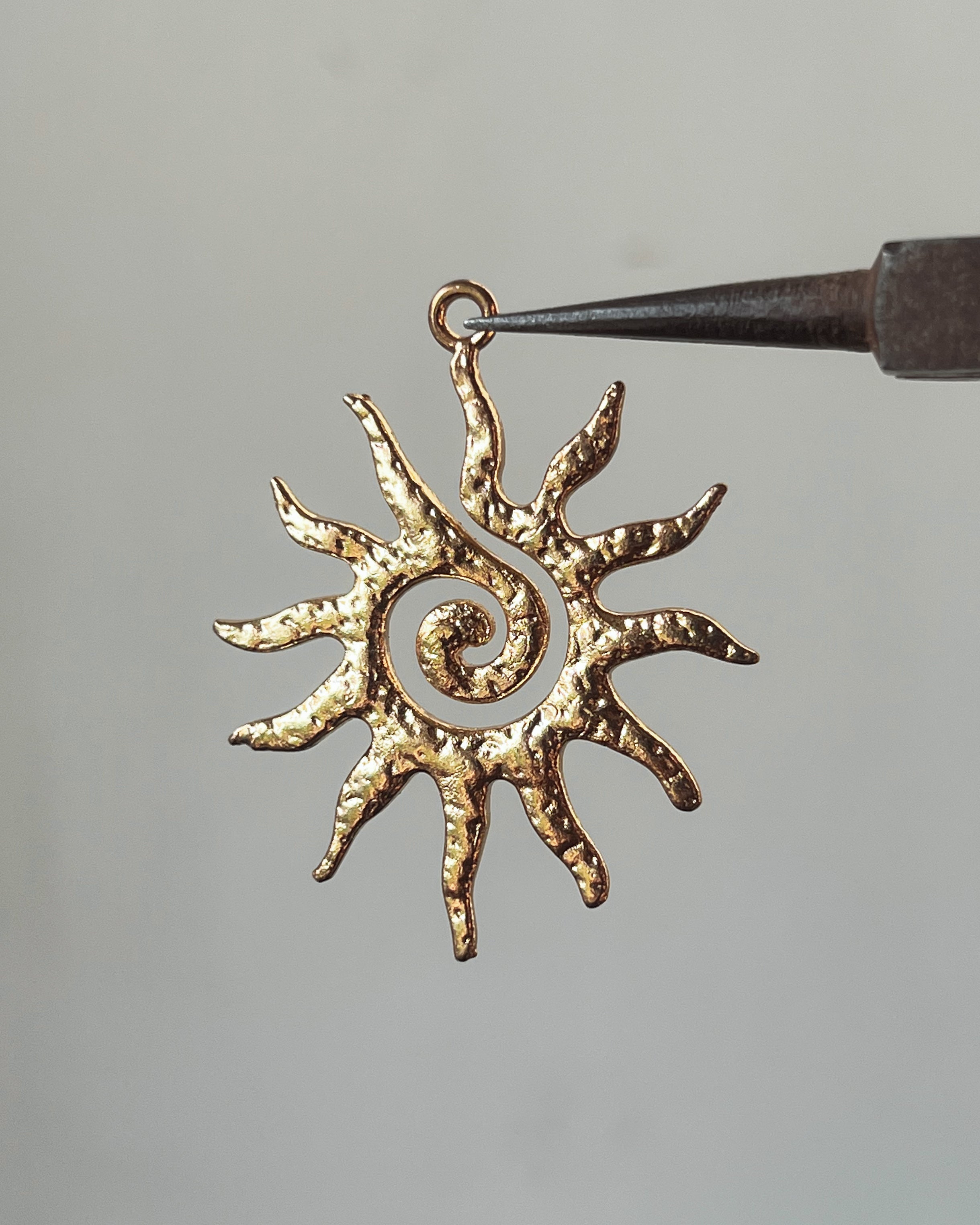 Gold sun charm - 1 pc