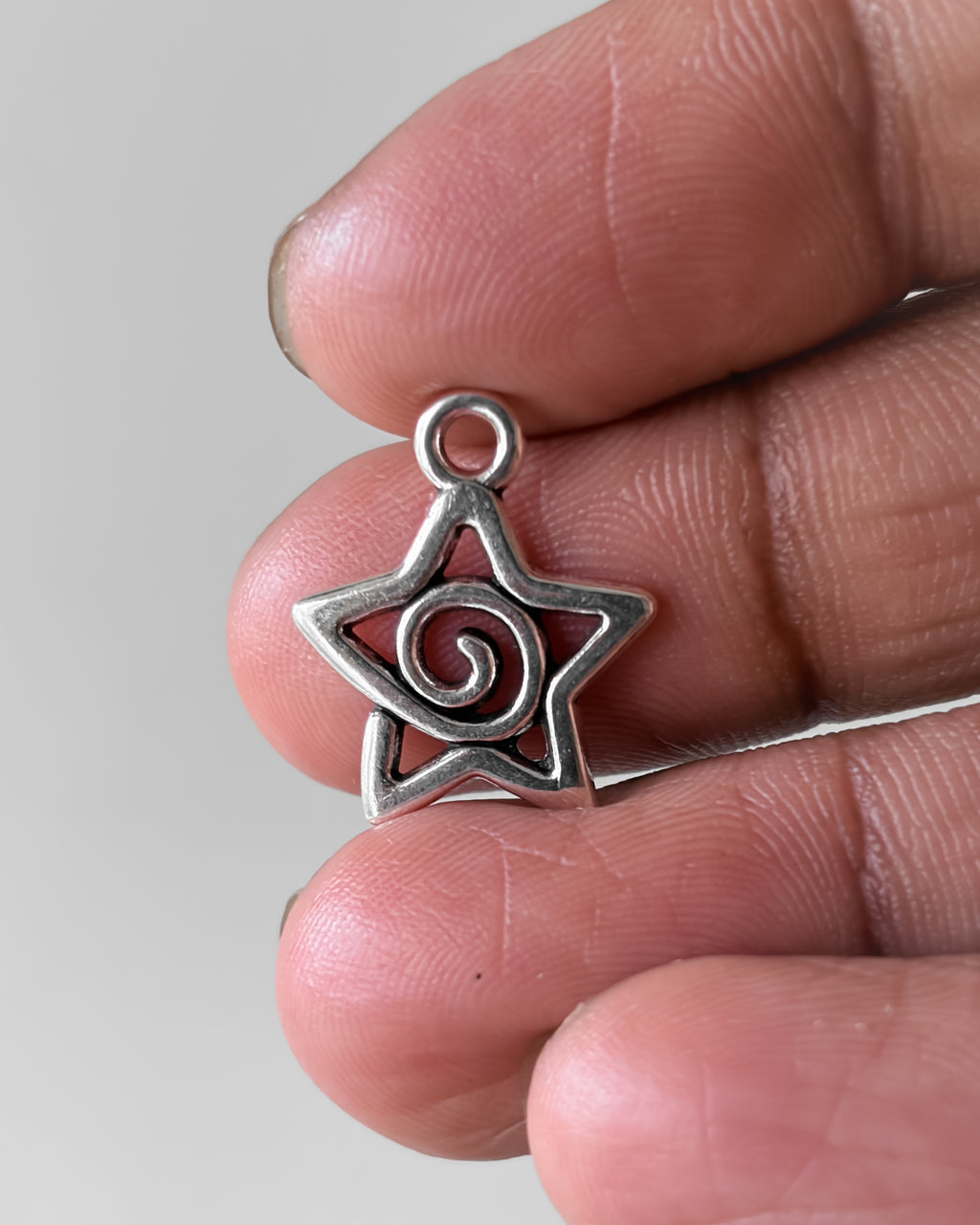 Star swirl charm - 10 pc