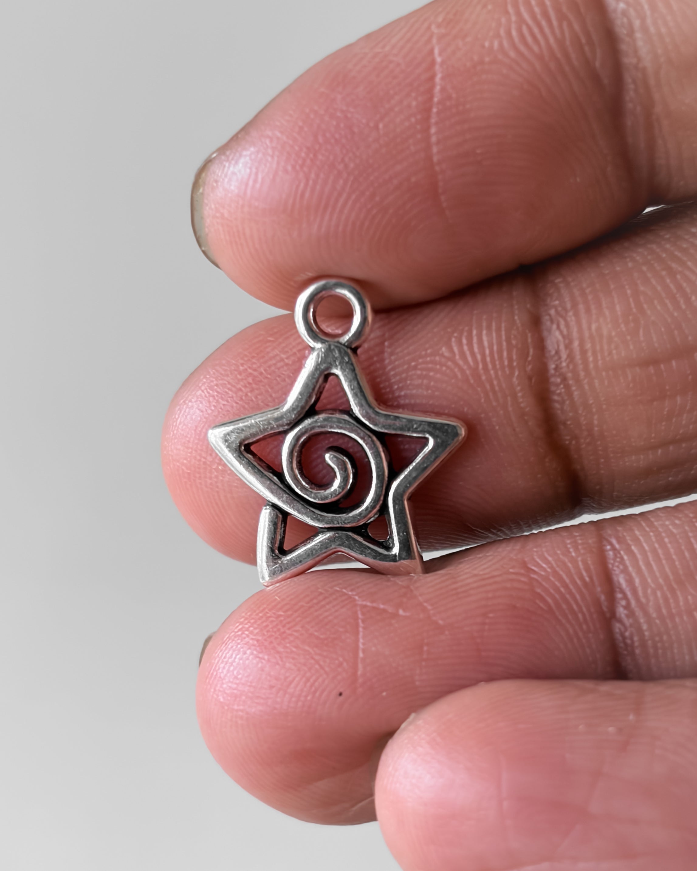 Star swirl charm - 10 pc