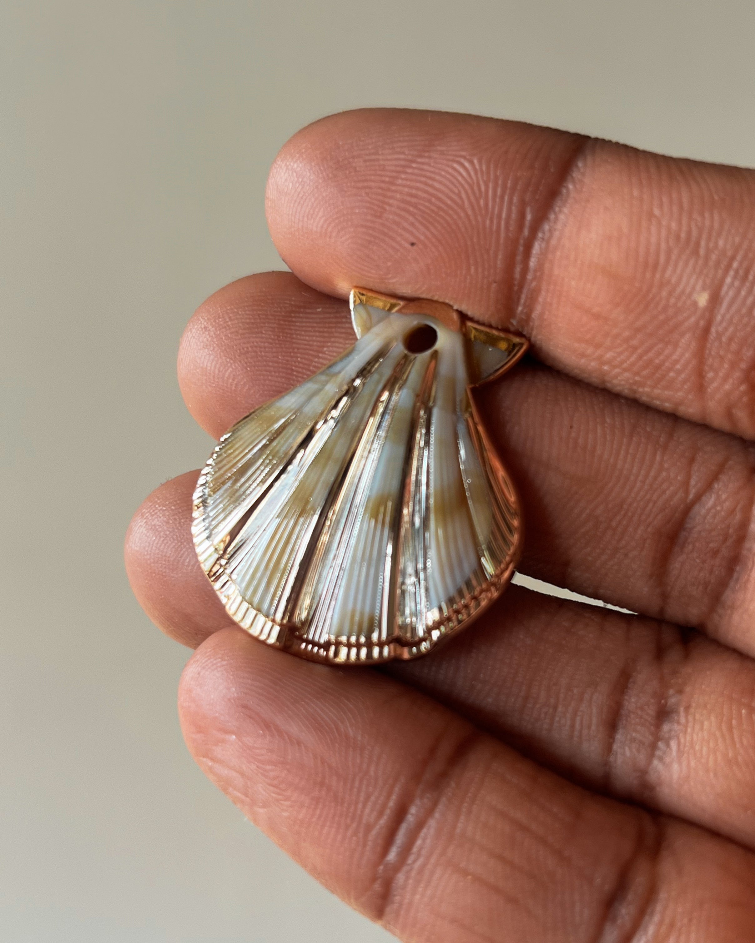 Shell charm (artificial)- 1 pc