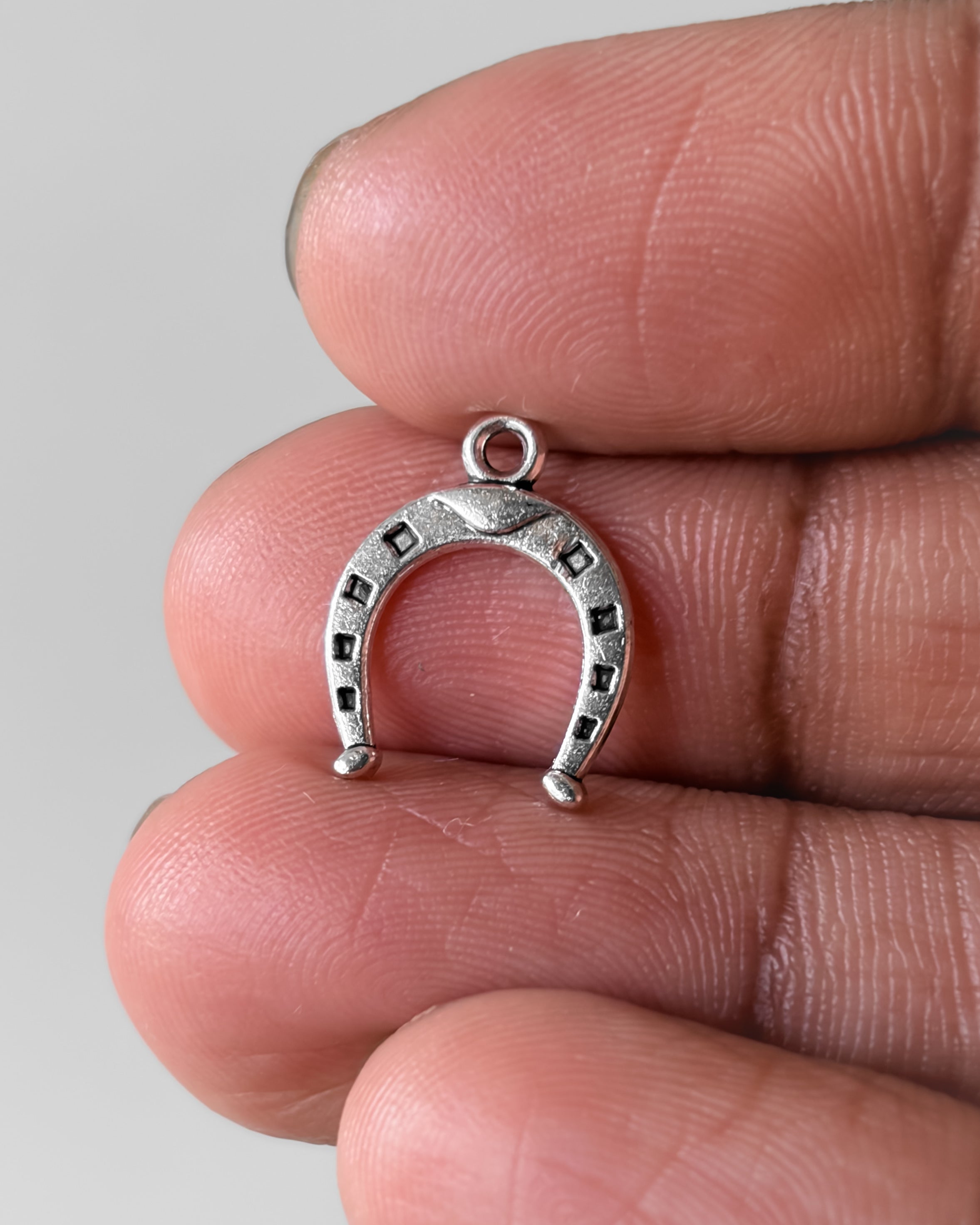 Horseshoe charm - 10 pc