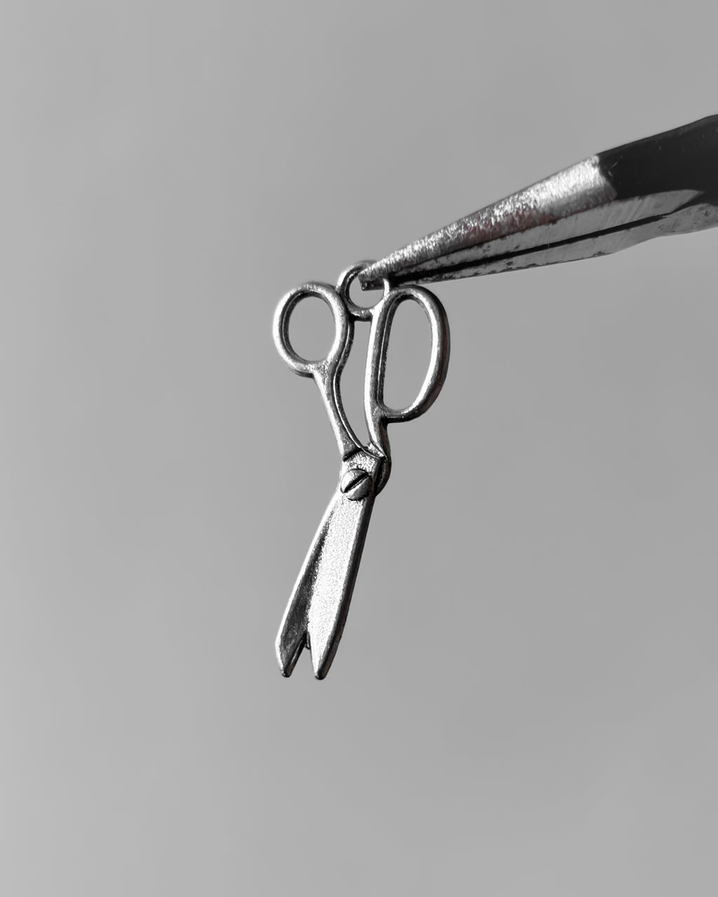 1.0 Scissors charm - 10 pc