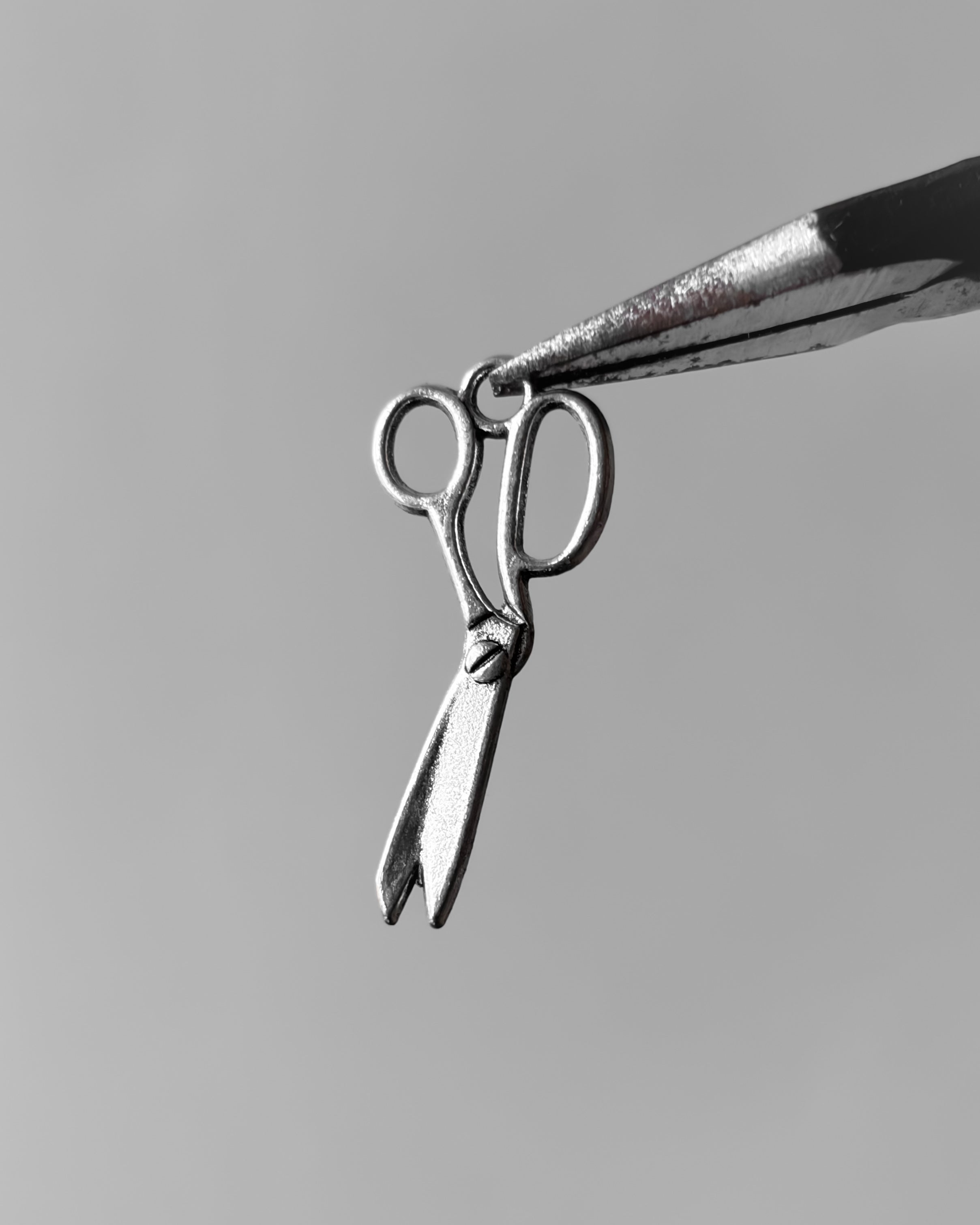 1.0 Scissors charm - 10 pc